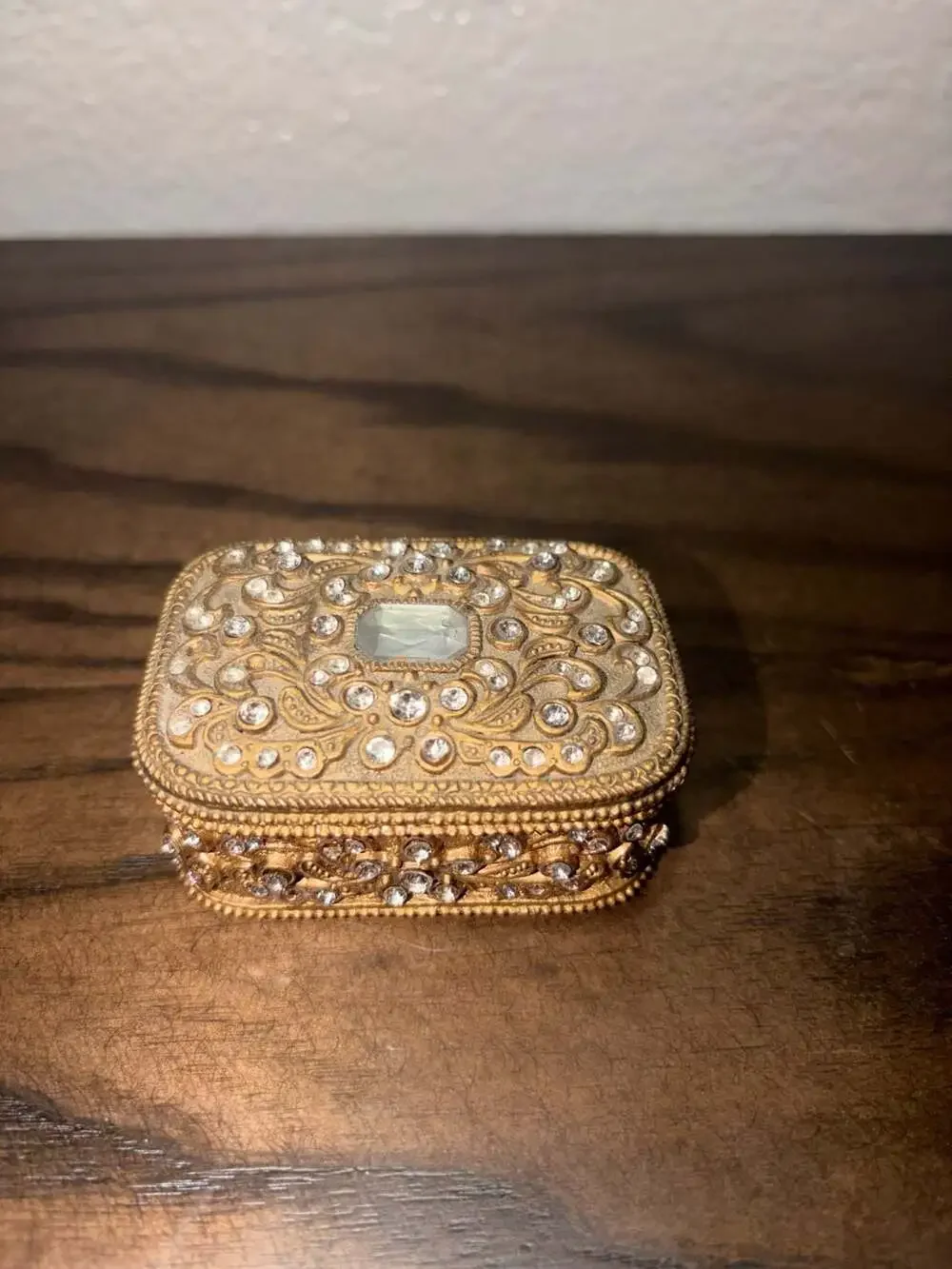 Unbranded gold tone